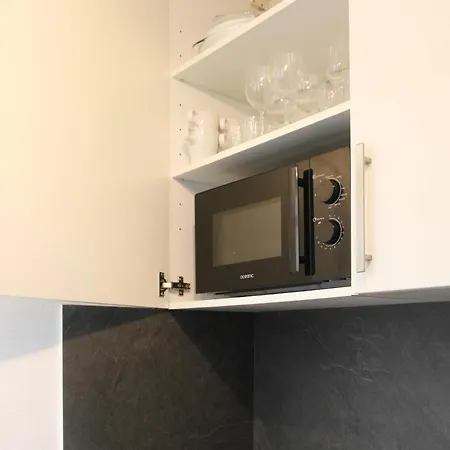 Pretty Nest Close To Pere-lachaise
