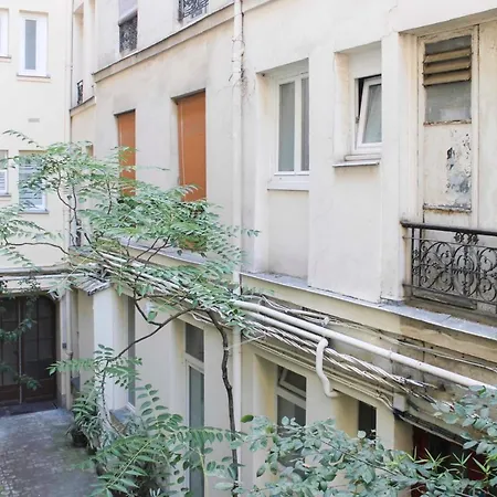 Pretty Nest Close To Pere-lachaise